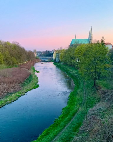 Grenzfluss Neiße mit Peterskirche